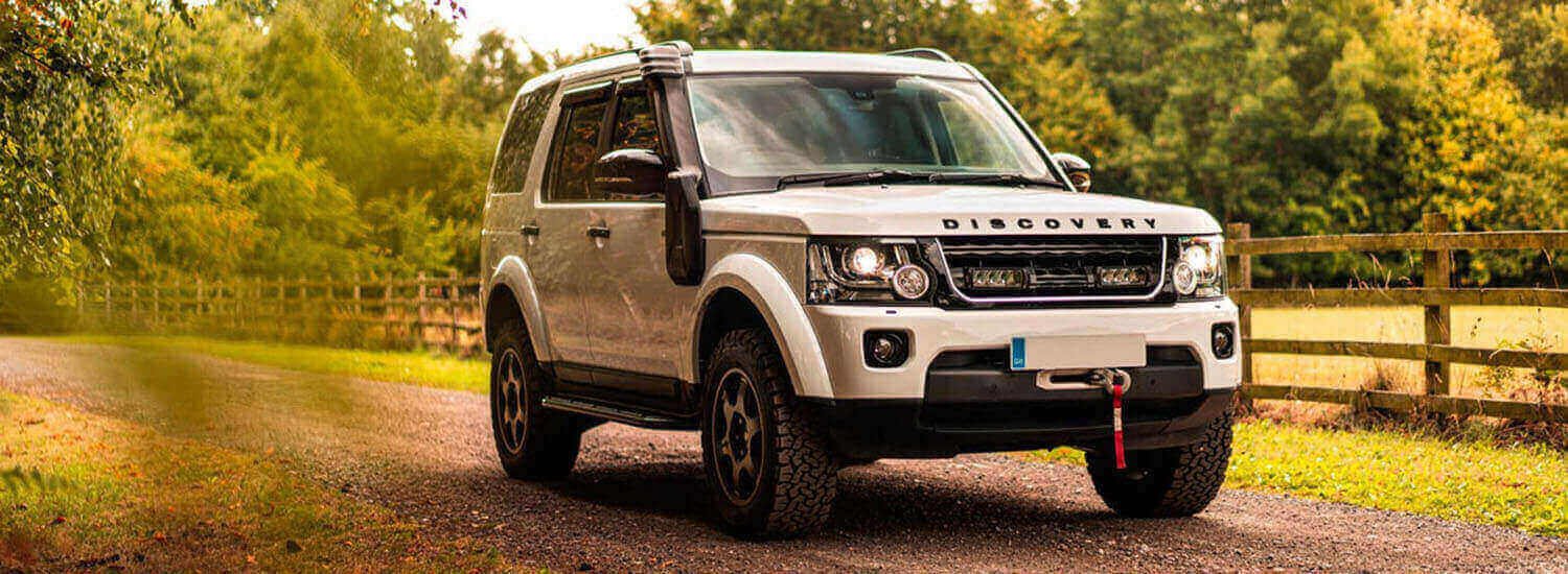 Range Rover tyres inspected during transfer-case and binding diagnosis